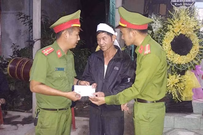 Ông Trương Minh Bưa - bố của liệt sỹ Trương Văn Thắng nhận hỗ trợ của lực lượng Công an.