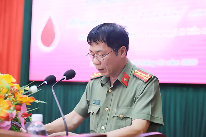 Đại tá Hồ Quang Thắng phát biểu tại Lễ hội Xuân hồng.