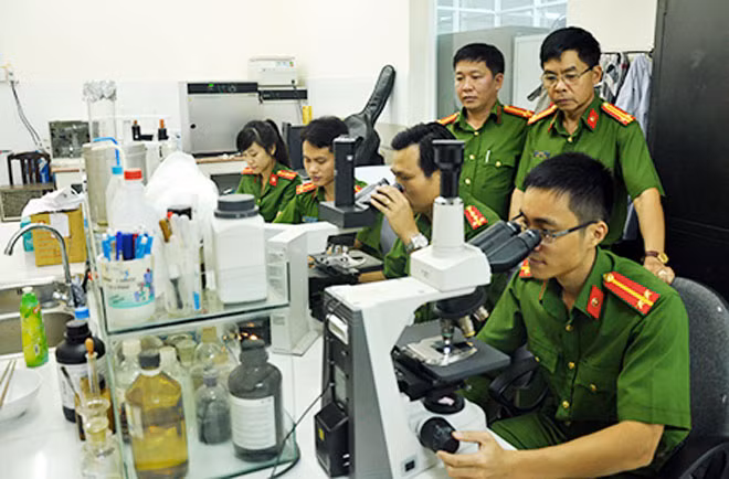Cán bộ, chiến sĩ lực lượng Kỹ thuật hình sự CAND giám định ADN đối với những nạn nhân trong vụ tai nạn cháy xe ôtô ở Bình Thuận. Cán bộ, chiến sĩ lực lượng Kỹ thuật hình sự CAND giám định ADN đối với những nạn nhân trong vụ tai nạn cháy xe ôtô ở Bình Thuận.