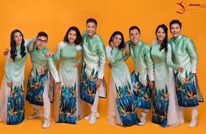 Đạo diễn, biên đạo múa Lê Việt (giữa) và các cộng sự đang nỗ lực quảng bá múa dân gian các dân tộc Việt Nam.