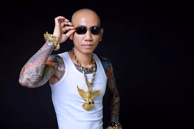 Trước khi bị bắt, Phú Lê thường xuyên livestream trên Facebook nói về đạo lý giang hồ, giảng giải cách làm người.
