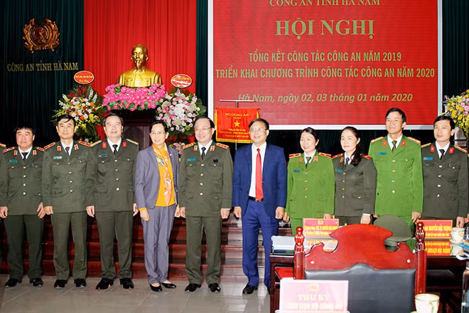 Thứ trưởng Nguyễn Văn Thành, Bí thư Tỉnh ủy Hà Nam Lê Thị Thủy và các đại biểu trao đổi bên lề Hội nghị.