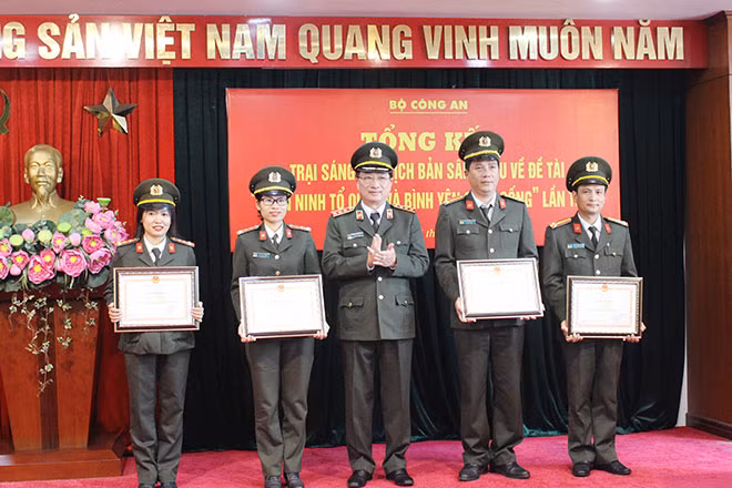 Thứ trưởng Nguyễn Văn Thành trao Bằng khen của Bộ trưởng Bộ Công an cho các tập thể, cá nhân trong tham mưu, tổ chức thành công Trại sáng tác kịch bản sân khấu.