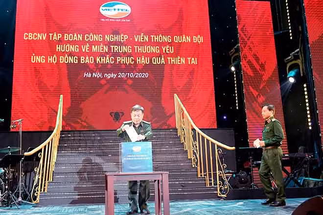 Tập đoàn Viettel tổ chức quyên góp cho đồng bào miền Trung.