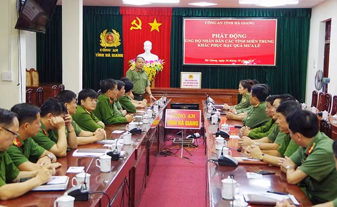 Đại tá Phan Huy Ngọc, Giám đốc Công an tỉnh phát động cán bộ, chiến sĩ quyên góp ủng hộ đồng bào miền Trung.