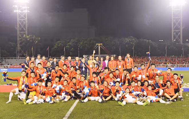 Thầy trò HLV Park Hang-seo làm nên lịch sử cho bóng đá VIệt Nam với tấm Huy chương Vàng SEA Games đầu tiên sau 60 năm chờ đợi.