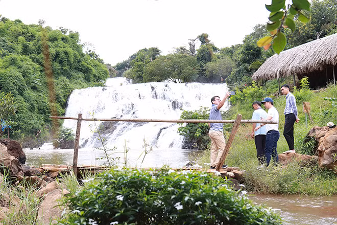 Cụm thác 5 tầng nằm trên địa bàn 2 xã Hưng Bình và Đắk Sin, huyện Đắk Rlấp. Cụm thác 5 tầng nằm trên địa bàn 2 xã Hưng Bình và Đắk Sin, huyện Đắk Rlấp.