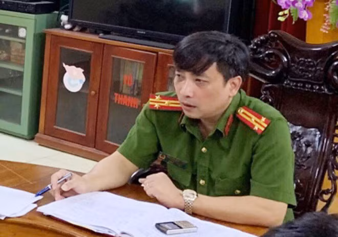 Thượng tá Nguyễn Minh Tuấn tại phòng làm việc.