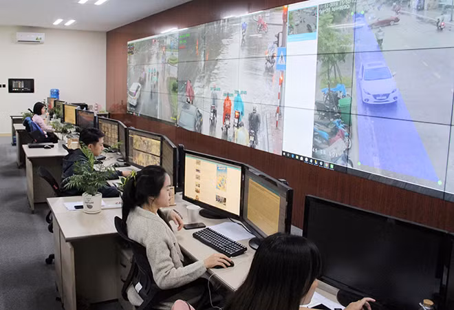 Cán bộ Trung tâm IOC tỉnh Thừa Thiên-Huế kiểm tra vi phạm từ hình ảnh camera kết nối. Cán bộ Trung tâm IOC tỉnh Thừa Thiên-Huế kiểm tra vi phạm từ hình ảnh camera kết nối.