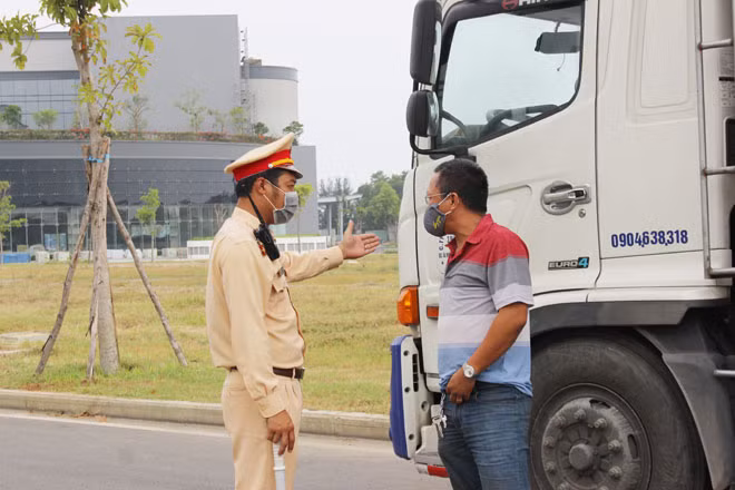 Tài xế được hướng dẫn vào khu vực kiểm soát y tế.