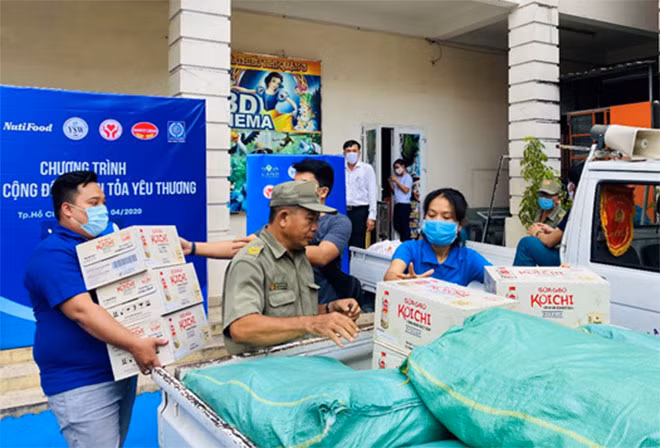 Tình nguyện viên hỗ trợ đồng hành trên hành trình làn tỏa yêu thương.