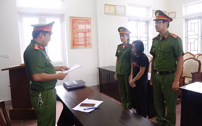 Cơ quan điều tra đọc quyết đinh khởi tố bị can đối với Nguyễn Thị Vân. Cơ quan điều tra đọc quyết đinh khởi tố bị can đối với Nguyễn Thị Vân.