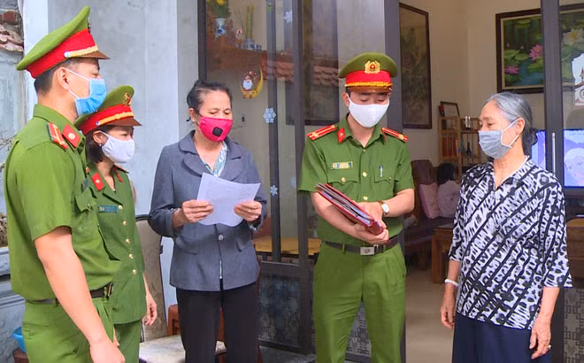 Công an các địa phương “đi từng ngõ, gõ từng nhà, rà từng người” để phòng chống lây lan dịch COVID-19. Công an các địa phương “đi từng ngõ, gõ từng nhà, rà từng người” để phòng chống lây lan dịch COVID-19.