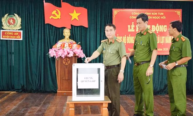 Cán bộ, chiến sĩ Công an huyện Ngọc Hồi, Kon Tum quyên góp ủng hộ đồng bào vùng lũ miền Trung.