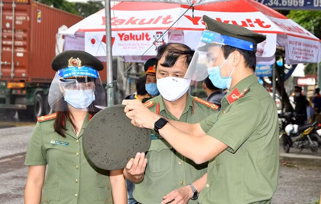 Hội viên phụ nữ và Đoàn viên thanh niên Phòng An ninh kinh tế CATP Hải Phòng làm tấm chắn giọt bắn tặng đồng đội.