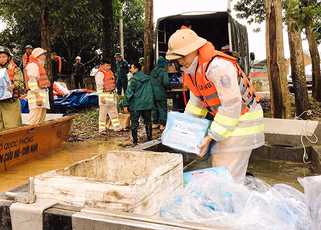 Chuẩn bị nhu yếu phẩm đến với nhân dân vùng lũ Hương Khê.