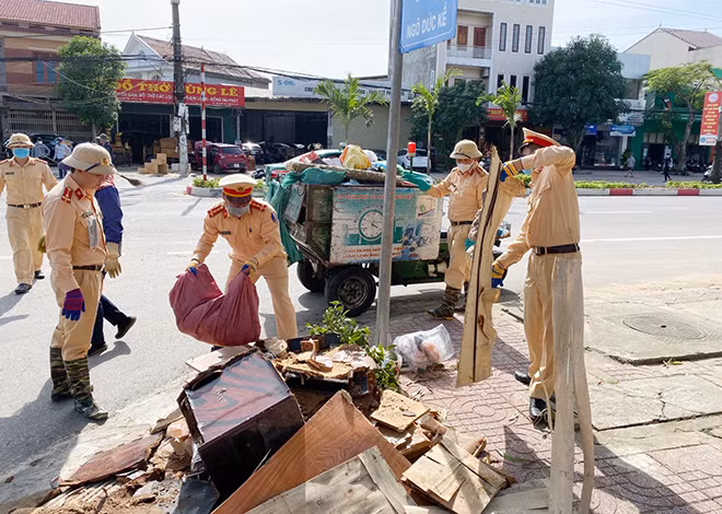 Nỗ lực giúp nhân dân ổn định cuộc sống sau bão. Nỗ lực giúp nhân dân ổn định cuộc sống sau bão.