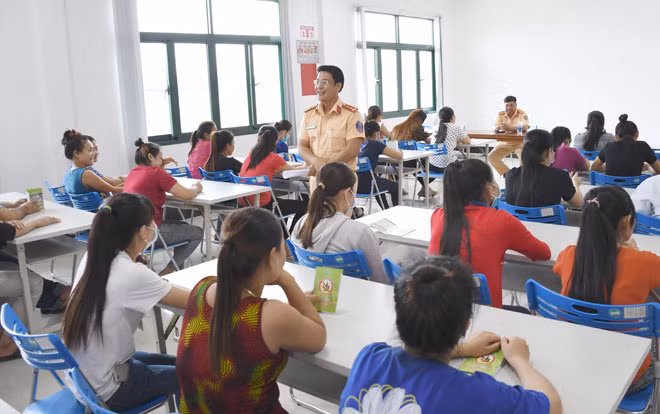 Lực lượng CSGT tuyên truyền Luật Giao thông cho công nhân công ty giày da.