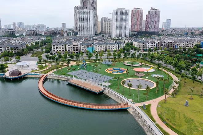 Không gian lý tưởng cho cả gia đình bên Hồ điều hòa với Khu vui chơi trẻ em, chòi ngắm cảnh, đường dạo trên hồ, bãi cỏ picnic.