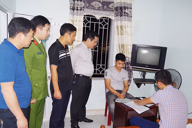 Cơ quan Công an lấy lời khai đối tượng Hiệp và tang vật vụ án. Cơ quan Công an lấy lời khai đối tượng Hiệp và tang vật vụ án.
