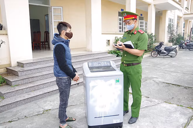 Cơ quan Công an lấy lời khai và tang vật vụ án.