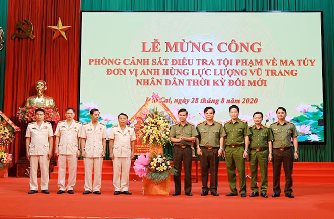 Đại tá Lưu Hồng Quảng, Giám đốc công an tỉnh Lào Cai chúc mừng Phòng cảnh sát điều tra tội phạm về ma túy tại Lễ mừng công đón nhận danh hiệu đơn vị Anh hùng lực lượng vũ trang nhân dân thời kỳ đổi mới.