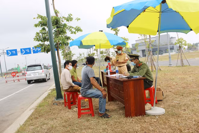 Công an tỉnh Quảng Nam tăng cường lực lượng kiểm soát y tế tại các cửa ngõ quan trọng vào tỉnh.
