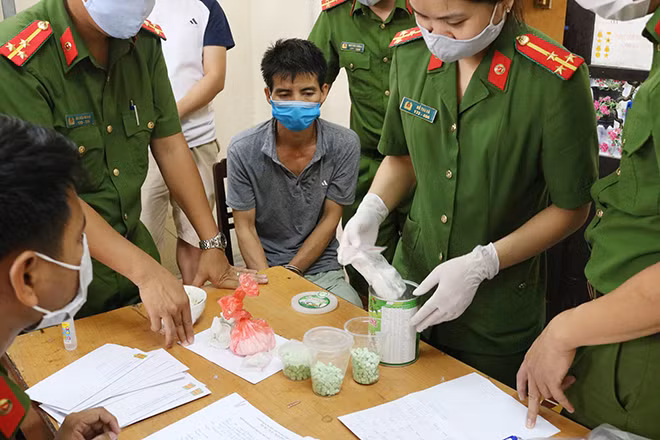 Cơ quan Công an lấy mẫu giám định số tang vật thu được.