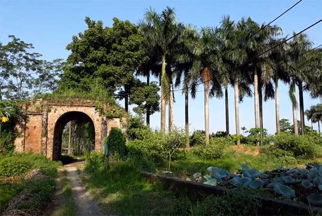Cổng thành nhà Mạc ở Cao Thắng (Kim Bôi trước đây) nay thuộc Lương Sơn, Hòa Bình.