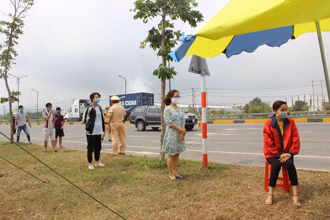 Giữ khoảng cách 2m giữa người với người tại chốt kiểm soát y tế.