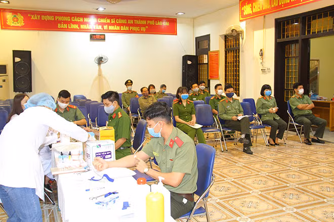 Công an thành phố Lào Cai thực hiện đúng quy trình hiến máu trong điều kiện kiểm soát dịch bệnh.