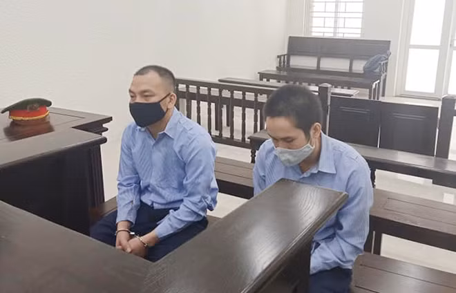 Hai bị cáo Dạy và Nhìa tại phiên xử.