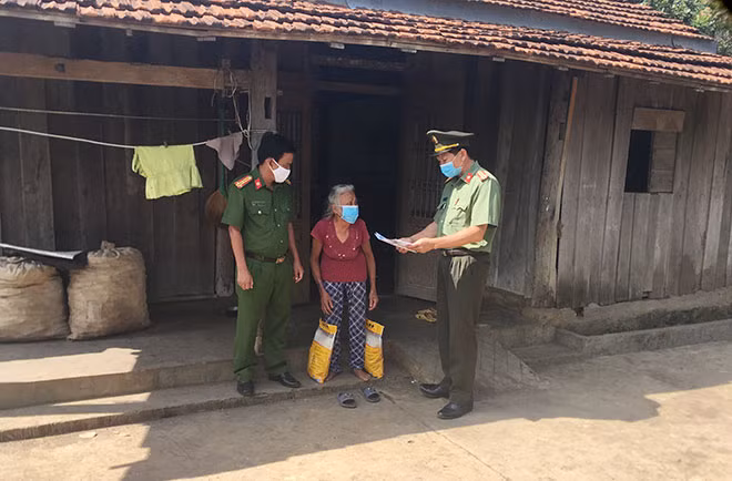 Đoàn công tác phát tờ rơi và tuyên truyền phòng chống tội phạm và phòng chống dịch bệnh COVID -19 cho người dân ở huyện Cư Jút.