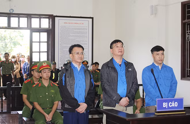 Ba bị cáo trước giờ tuyên án.