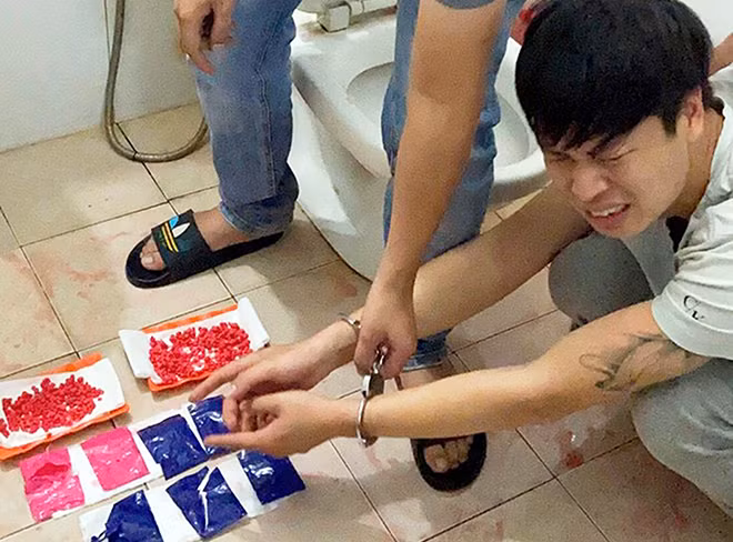 Vũ Văn Tùng cùng tang vật bị thu giữ. Vũ Văn Tùng cùng tang vật bị thu giữ.