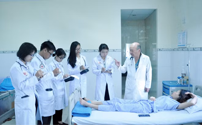 Nỗi lo của học sinh nghèo càng tăng lên khi học phí ngành Y tăng mạnh. Ảnh minh họa