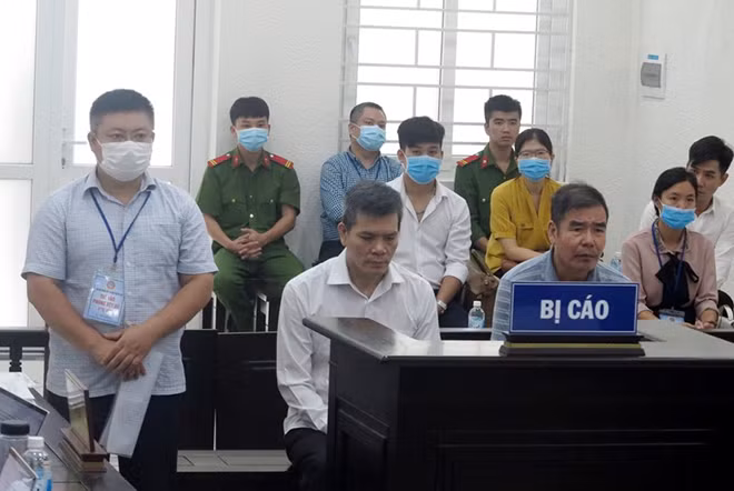 Ba bị cáo (hàng trên) tại phiên xử.