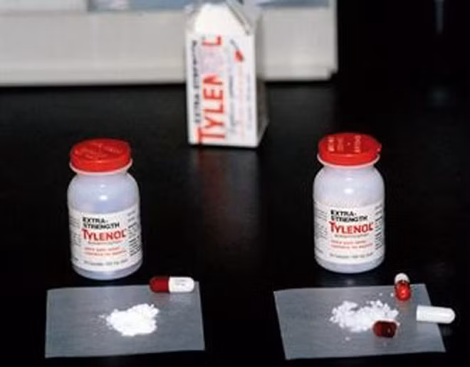 Lọ thuốc chứa Tylenol thật và lọ thuốc Tylenol đã bị đánh cắp.