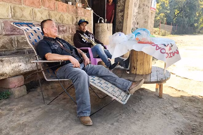Hai người nông dân xung phong làm dân quân vũ trang canh gác đường vào làng. Hai người nông dân xung phong làm dân quân vũ trang canh gác đường vào làng.
