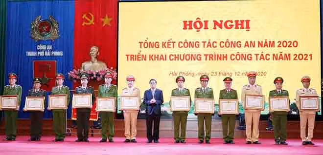 Chủ tịch UBND TP Hải Phòng biểu dương các tập thể, cá nhân có thành tích xuất sắc.