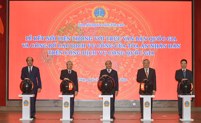 Thủ tướng Nguyễn Xuân Phúc và các đồng chí lãnh đạo thực hiện nghi thức công bố Cổng dịch vụ công TAND trên Cổng dịch vụ công quốc gia.