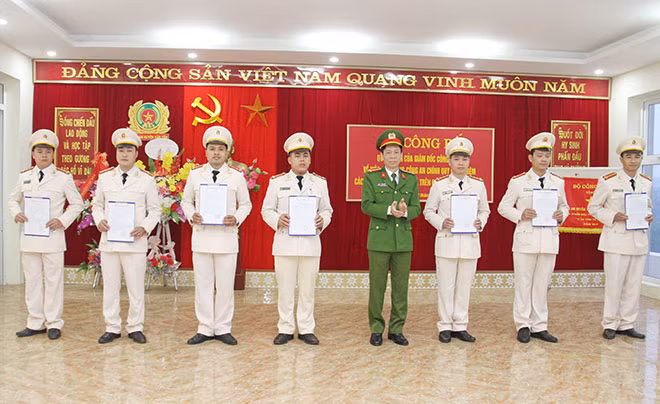 Đại tá Trần Kim Hải – Phó Giám đốc Công an tỉnh trao quyết định điều động cho các đồng chí Công an chính quy về đảm nhiệm các chức danh Công an xã trên địa bàn huyện Văn Yên, tỉnh Yên Bái.
