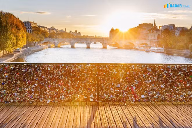 Cây cầu Tình Yêu trên dòng sông Seine (Paris, Pháp).