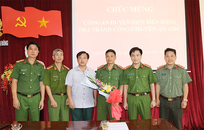 Ban Giám đốc Công an tỉnh và đồng chí Bí thư huyện ủy khen thưởng Ban chuyên án