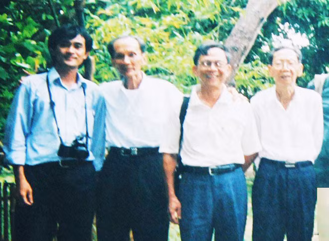 Nhà văn Nguyên Hùng (ngoài cùng bên phải) trong một chuyến đi thực tế ở An Giang cùng đoàn nhà văn TP Hồ Chí Minh năm 2000.