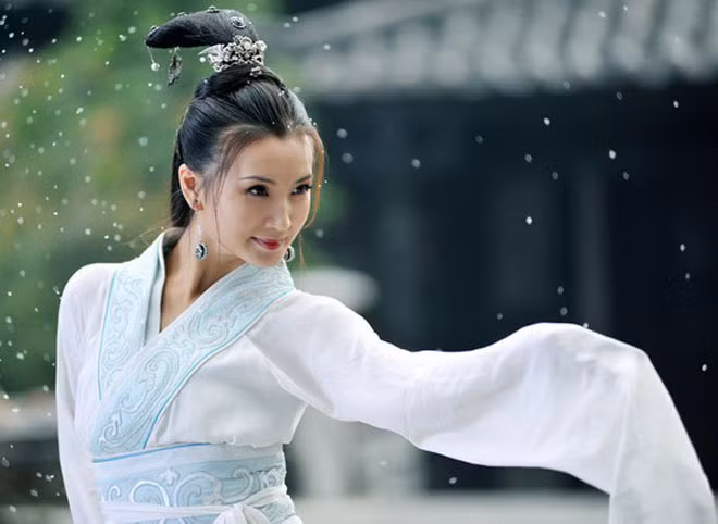 Nhân vật Điêu Thuyền (do nghệ sỹ Ôn Bích Hà đóng) dùng sắc đẹp và sự lẳng lơ của mình để thực hiện một mưu đồ chính trị trong phim “Tam quốc diễn nghĩa”.