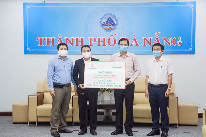 Sáng ngày 07/8/2020, toàn bộ kinh phí cùng nhu yếu phẩm và vật dụng y tế ủng hộ TP.Đà Nẵng phòng chống dịch COVID-19 đã được trao cho ông Trần Văn Miên – Phó Chủ tịch UBND TP.Đà Nẵng (thứ hai từ phải sang)