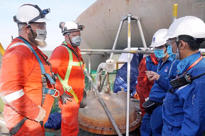 Các chuyên gia Quartis Refractory Inspection (Anh quốc) trao đổi thông tin về tình trạng thiết bị cùng các kỹ sư của BSR.
