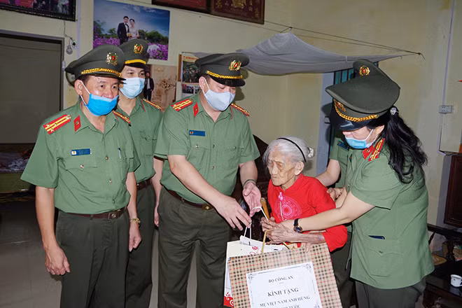 Mẹ Việt Nam Anh hùng Mai Thị Tước ở xã Trịnh Xá rất vui khi mặc áo dài mới do Bộ trưởng Bộ Công an Tô Lâm gửi tặng.