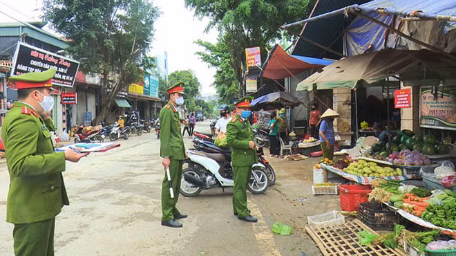 Công an thị trấn Lang Chánh tuyên truyền, nhắc nhở các hộ kinh doanh buôn bán thực hiện nghiêm quy định phòng chống dịch.